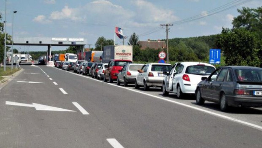 Gužve na prelazu Rača