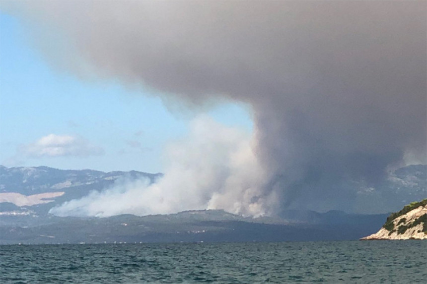 Veliki požar na grčkom ostrvu