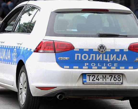 Pijani muškarci istukli policajca