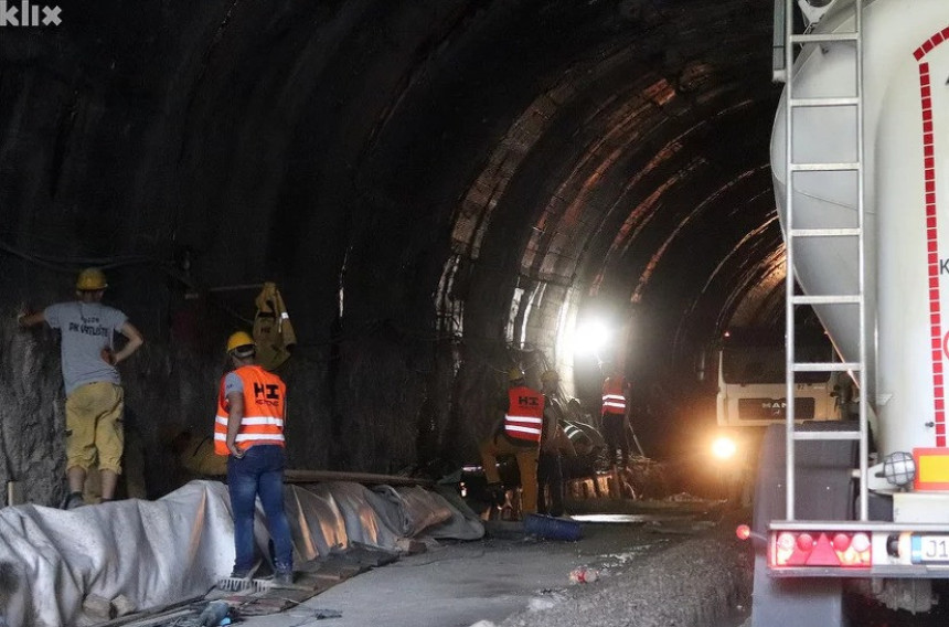 Kamion udario u konstrukciju u tunelu Vranduk