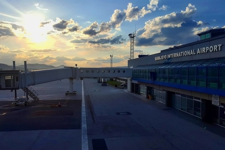 Dva aviona kružila iznad SA zbog nevremena