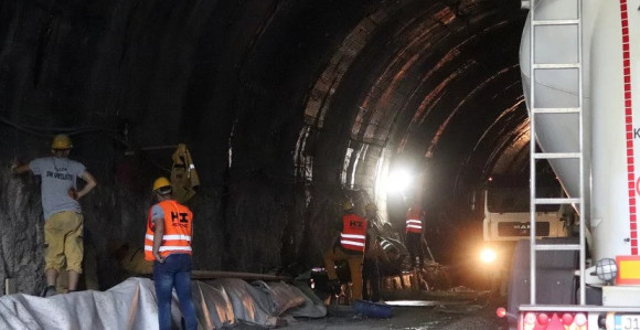 Kamion udario u konstrukciju u tunelu Vranduk