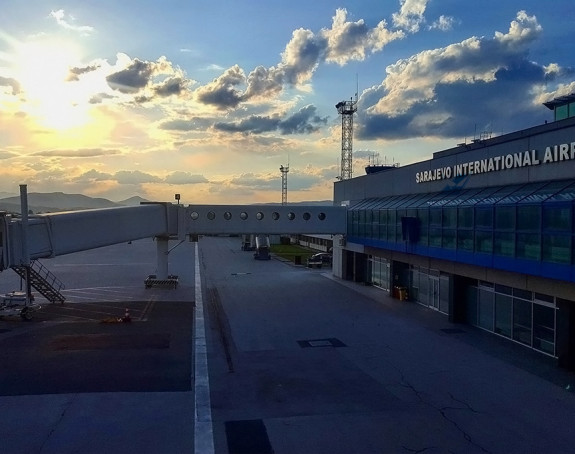 Dva aviona kružila iznad SA  zbog nevremena