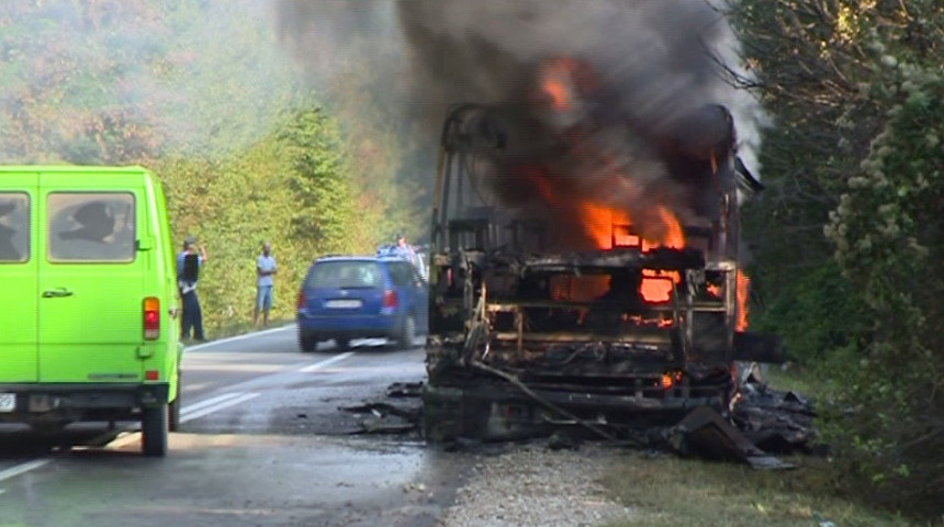 Запалио се аутобус на путу Зворник-Тузла