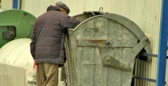 Starac poginuo tražeći hranu u kontejneru