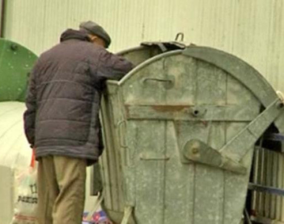 Starac poginuo tražeći hranu u kontejneru