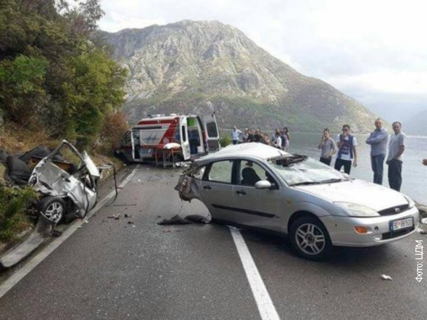 Prepolovljeno vozilo u sudaru 