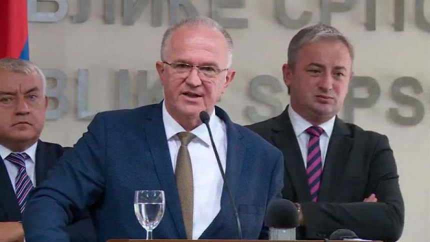 Srbende i stranci koče referendum