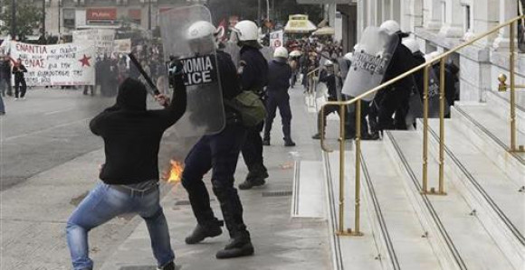 Policija suzavcem na radnike  