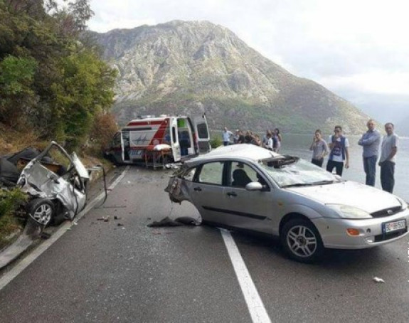 Prepolovljeno vozilo u sudaru 