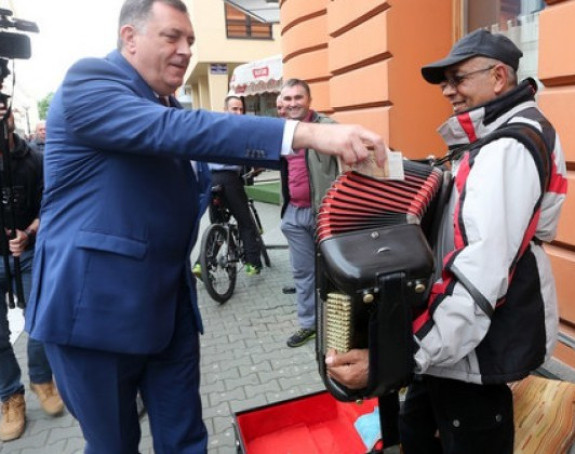 Како власт Српске купује гласове?!