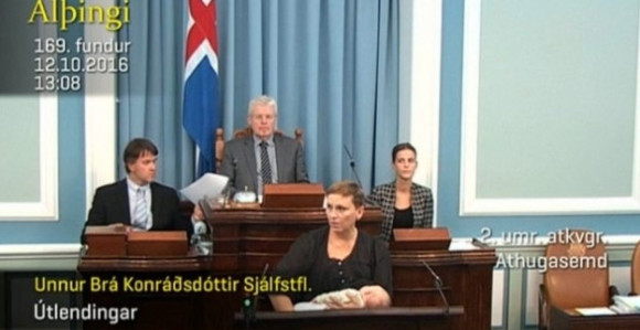 Island: Poslanica doji bebu za govornicom