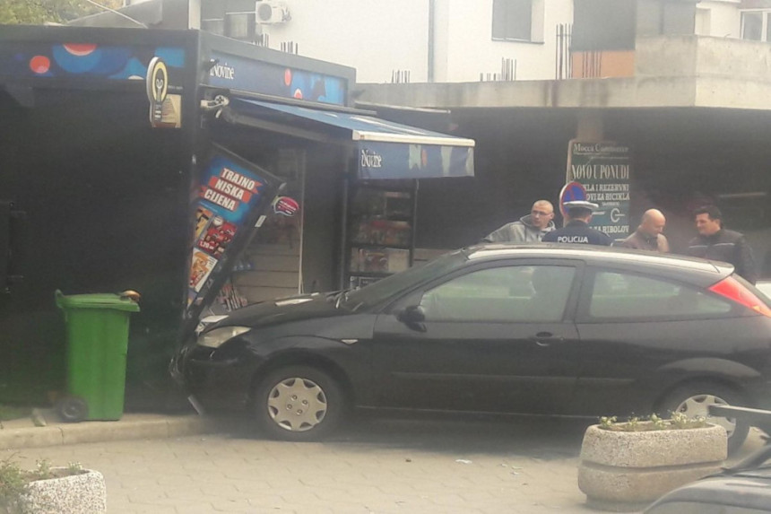 Automobil uletio u kiosk u Visokom