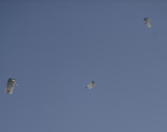 Poginulo tri padobranaca