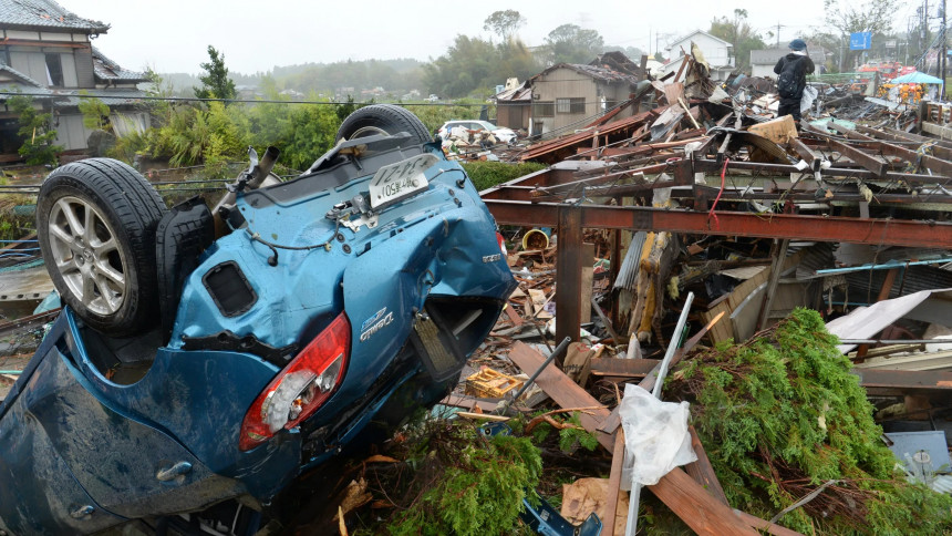 Снажан тајфун погодио Јапан: Погинуло 23 људи