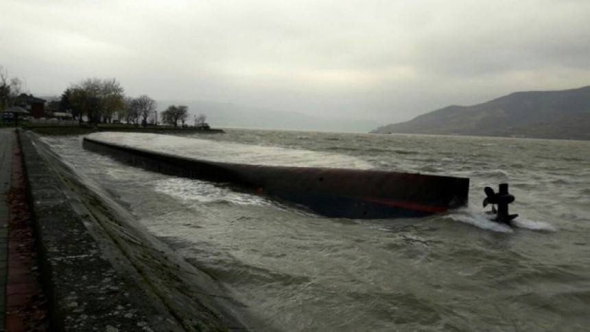 Prevrnuo se riječni teretni brod na Dunavu