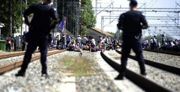 Мигранти пјешке дошли до Товарника