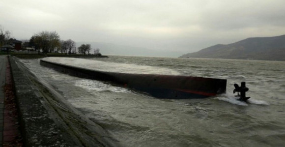 Prevrnuo se riječni teretni brod na Dunavu