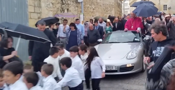 Sveštenik se hvali novim ''poršeom''
