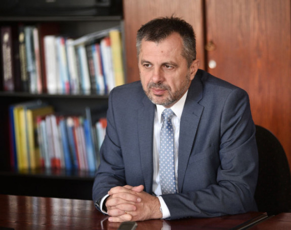 Ставио мандат на располагање