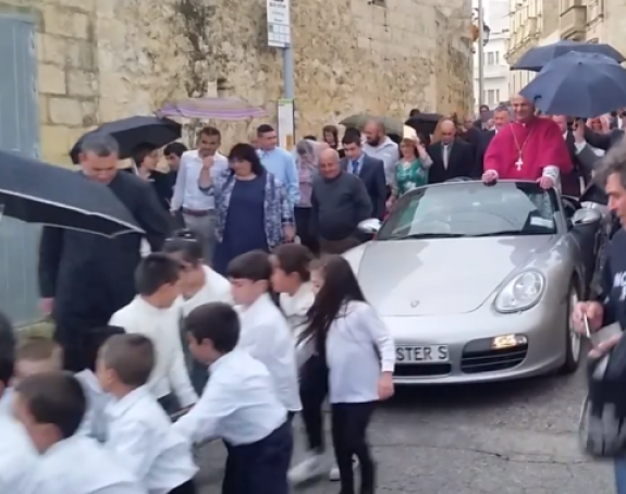 Sveštenik se hvali novim ''poršeom''