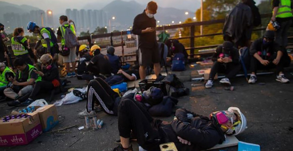 Dramatično: U Hongkongu stanje prerasta u rat