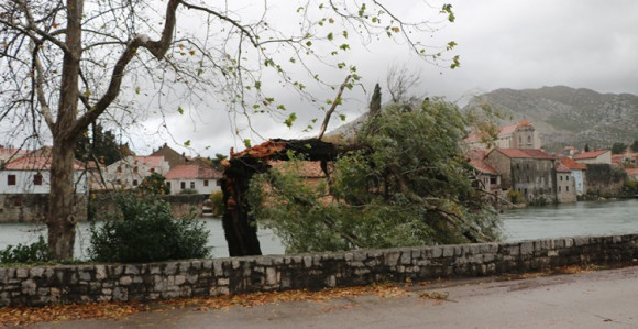 Olujno nevrijeme u Trebinju, voda ušla u kuće