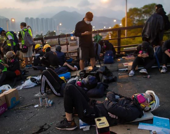 Dramatično: U Hongkongu stanje prerasta u rat