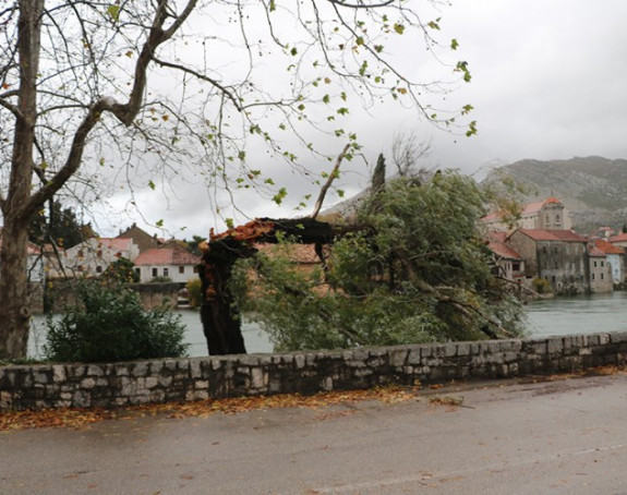 Olujno nevrijeme u Trebinju, voda ušla u kuće