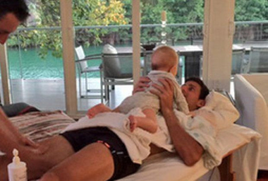 Новак има новог партнера за вежбање!