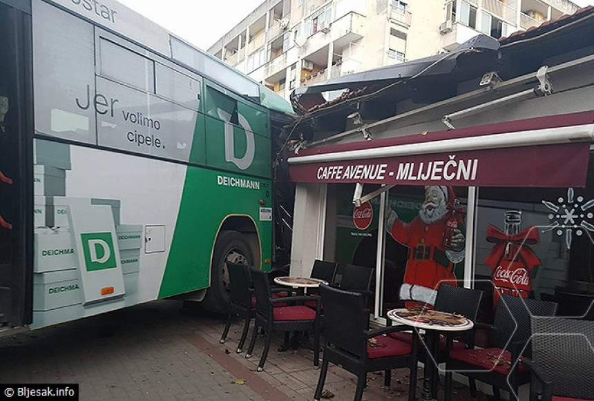 Mostar: Autobus završio u kafiću