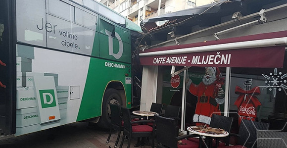 Mostar: Autobus završio u kafiću