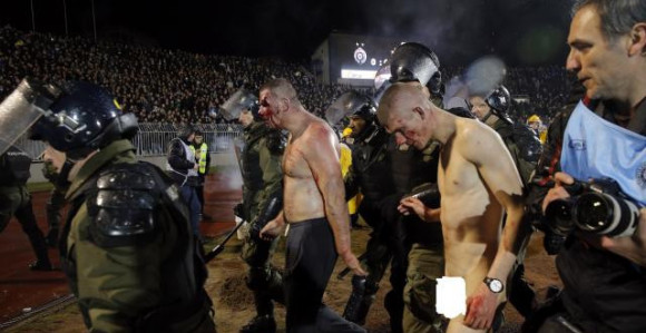 Užasne slike derbija, krvavi i goli huligani...!