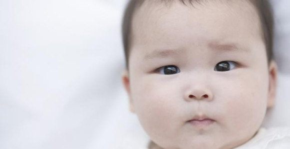 Ostavili bebu samu u kolicima