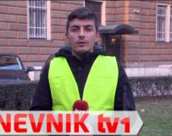 Novinari TV1 u žutim prslucima