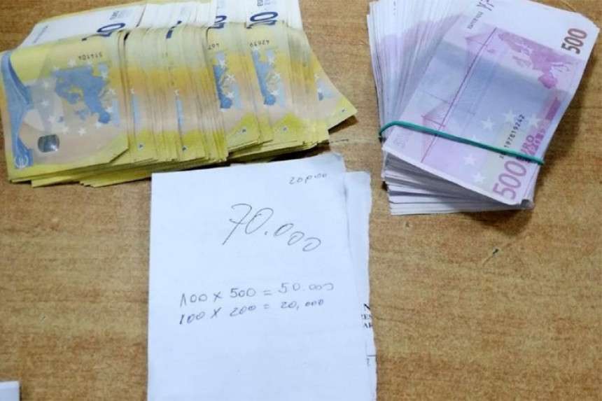 Жена у грудњаку сакрила 70.000 евра