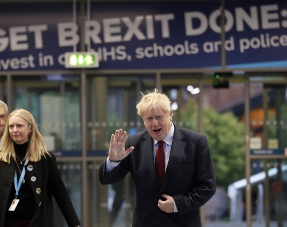 Konzervativci imaju većinu, Džonson slavite,