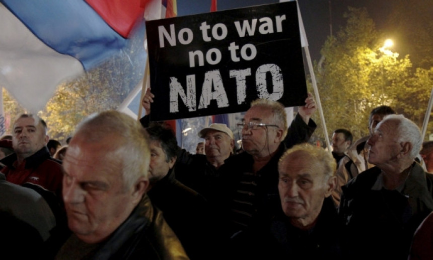 Anti-NATO doček na Trgu u Podgorici