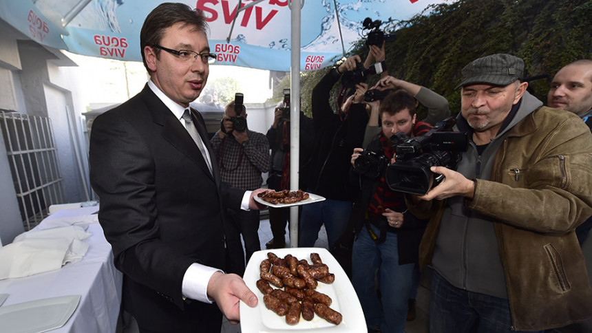 Vučić pravi domaćin: Pravio i služio ćevape