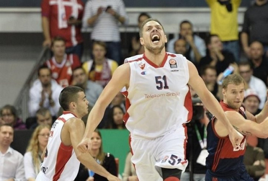 Црвено-бели усред Атине растурили Пао