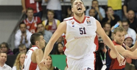 Црвено-бели усред Атине растурили Пао