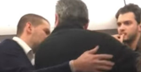 Avion sletio zbog tuče putnika