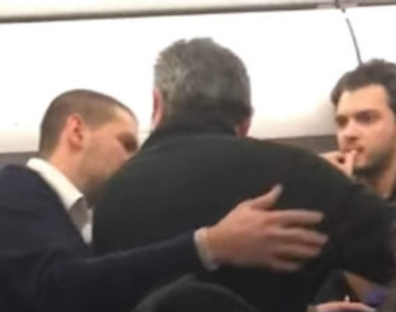 Avion sletio zbog tuče putnika