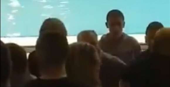 Haos na bazenu: Potukli se roditelji 