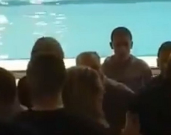 Haos na bazenu: Potukli se roditelji 