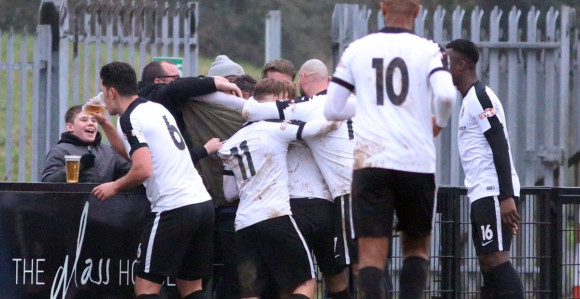 Živeli! Pobjedu proslavio ispijanjem piva - na terenu!