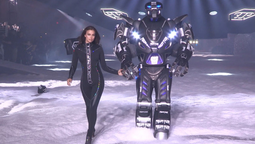 Ирина Шајк са роботом на писти!