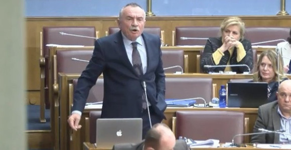 "Mar'š politici iz bolnica"