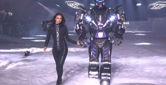 Irina Šajk sa robotom na pisti!