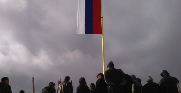 Поново се вијори српска тробојка